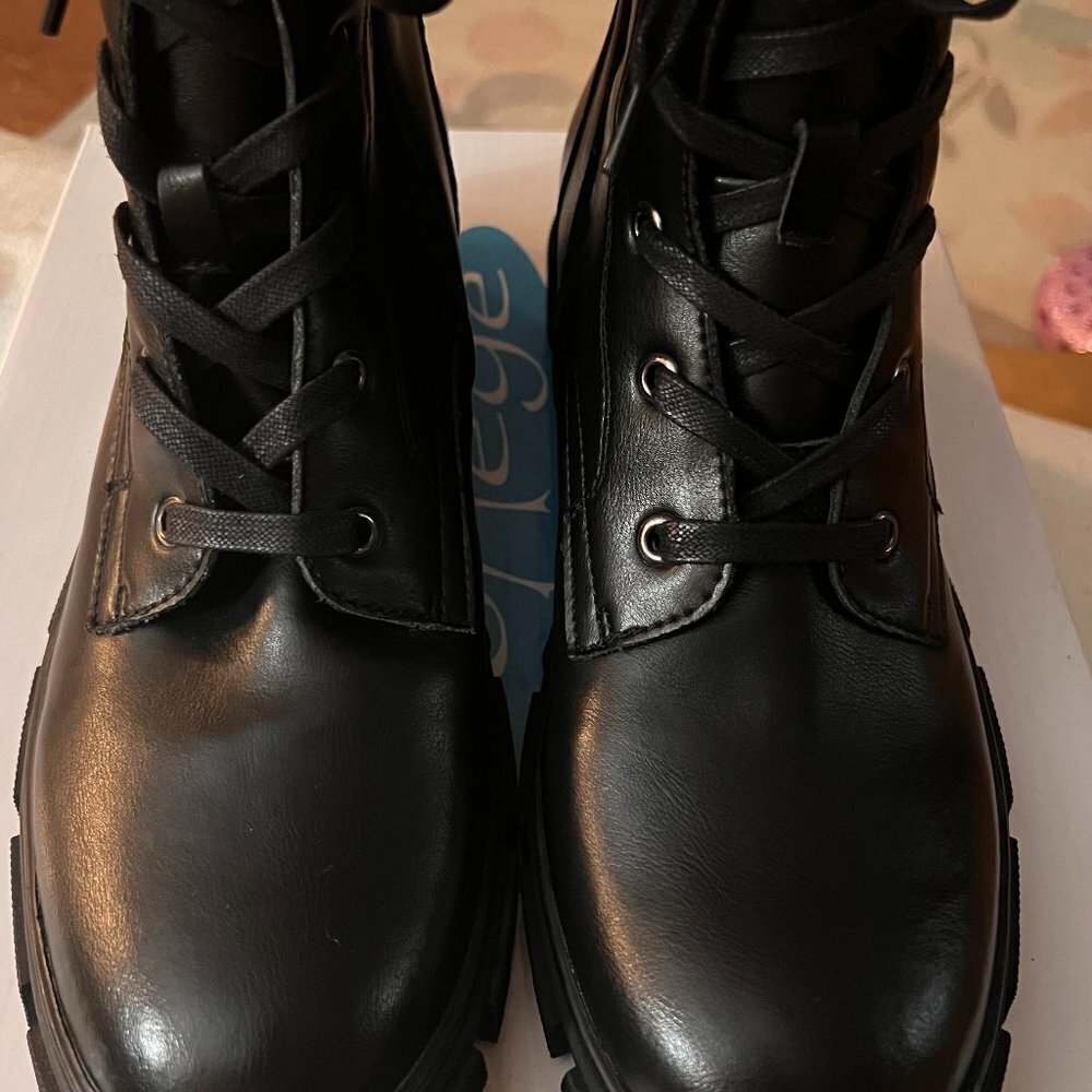 AQUACOLLEGE PIPPA NWT Waterproof Combat Boots with Side Zipper and Laces Size 10